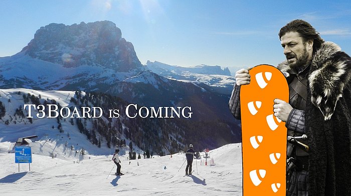 Eddard "Ned" Stark in seiner bekannten Pose, jedoch hält er anstelle seines Schwertes ein Snowboard mit TYPO3 Logos. Im Hintergrund ist die verschneite Langkofel Gruppe in Südtirol zu sehen, sowie noch weiter im Hintergrund der Schlern.
