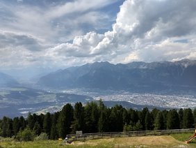 Innsbruck liegt im Sonnenschimmer und die Berge, ewig jung, türmen stolz sich auf gen Norden